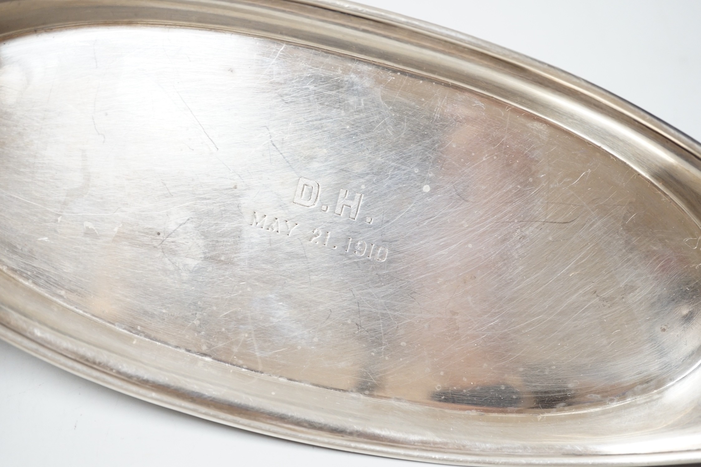 An Edwardian silver two handled oval stand, Goldsmiths & Silversmiths Co Ltd, London, 1907, with engraved inscription, 27cm, 5.4oz.